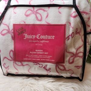 Juicy Coulture  Bows Qeen Plush Sheet Se New